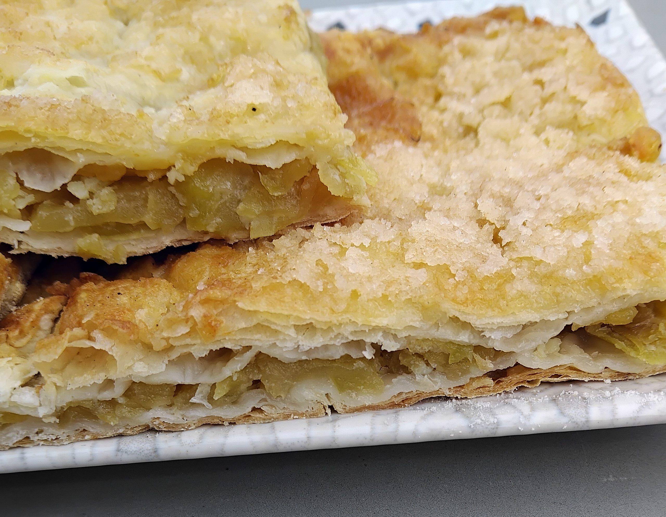 Empanada de manzana con hojaldre: el secreto de una masa crujiente y un relleno jugoso